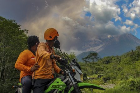 <span style='background:#EDF514'>VULCAN</span>ul Merapi a erupt in Indonezia. Norul de cenusa ajunge pana la sapte kilometri inaltime