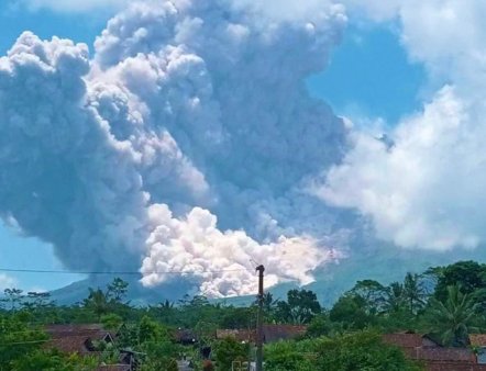 <span style='background:#EDF514'>VULCAN</span>ul Merapi din Indonezia a erupt din nou, acoperind satele cu cenusa