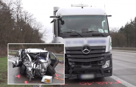 Un camionagiu beat a intrat cu viteza intr-un sofer de 77 de ani care schimba o <span style='background:#EDF514'>ROATA</span> sparta pe banda de urgenta, pe o autostrada din Germania