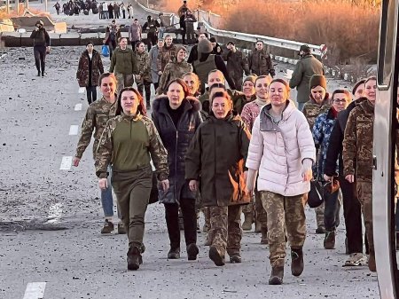 <span style='background:#EDF514'>TORT</span>ura din prizonieratul rus: 39 de femei-soldat ucrainene au supravietuit intr-o camera cu 6 paturi. Ne puneau sa mergem dezbracate prin fata lor