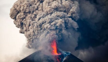 Un vulcan din <span style='background:#EDF514'>INDONEZIA</span> a inceput sa erupa
