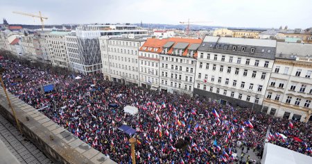 Mii de cehi au demonstrat fata de guvern si saracie. Critici la adresa NATO