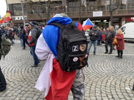 <span style='background:#EDF514'>MANIFESTATIE</span> pro-rusa in Cehia: Au vrut sa smulga steagul Ucrainei