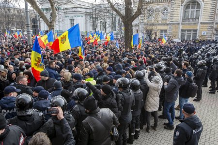 Protest la Chisinau. Manifestantii se indreapta spre Parlament
