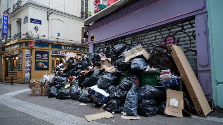 Munti de <span style='background:#EDF514'>GUNOAIE</span> pe strazile din Paris | Angajatii de la salubritate sunt in a opta zi de greva
