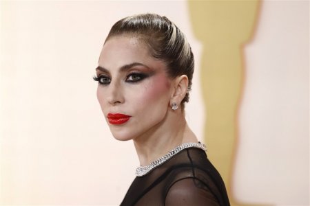 Lady Gaga, nemachiata si imbracata in <span style='background:#EDF514'>BLUGI</span> rupti la Oscar 2023. Cantareata a impresionat cu transformarea ei