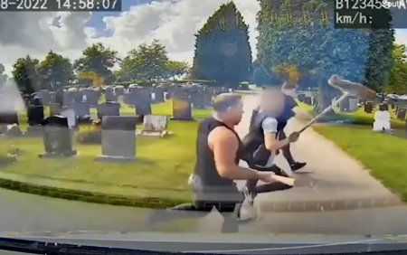 Cursa nebuna cu masina in cimitir. Oamenii s-au luat la <span style='background:#EDF514'>BATAIE CU BATE</span>, macete si ciocane in timpul unei inmormantari | VIDEO