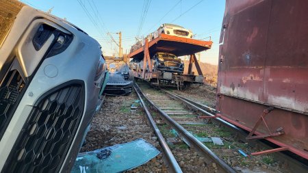 Oficial: trenul de pasageri a lovit marfarul, la Rosiori. A fost un impact violent, in urma caruia au deraiat trei vagoane