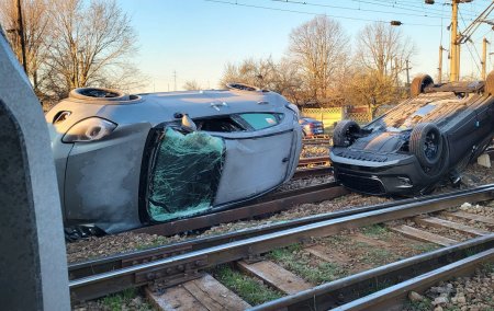 Imagini cu masinile cazute pe sine de pe marfarul cu 26 de vagoane lovit in spate de un accelerat cu 280 de pasageri, la Rosiori