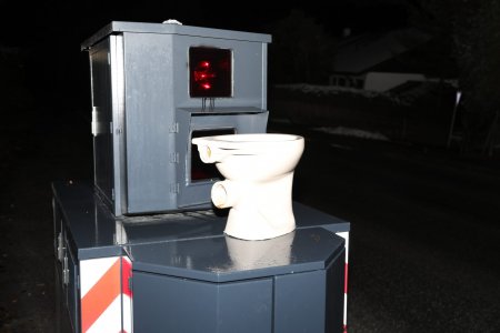 A blocat radarul cu un WC, in Germania! Politia cere sprijin pentru a-l prinde pe vinovat