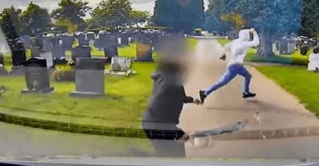 Cimitirul s-a transformat in ring de lupte. S-au luat la <span style='background:#EDF514'>BATAIE CU BATE</span>, macete si ciocane in timpul unei inmormantari