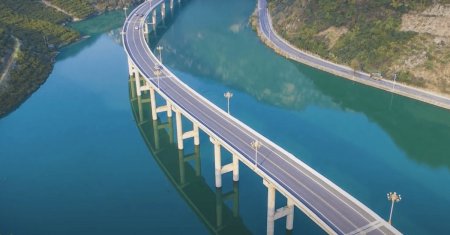 Constructie spectaculoasa! <span style='background:#EDF514'>AUTOSTRADA</span> fluviala le permite soferilor sa conduca prin mijlocul unui rau