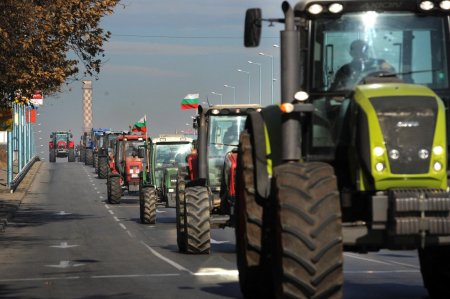 Agricultorii bulgari au blocat cu tractoarele o sosea din apropierea orasului Ruse, cerand interzicerea importurilor de grau din Ucraina