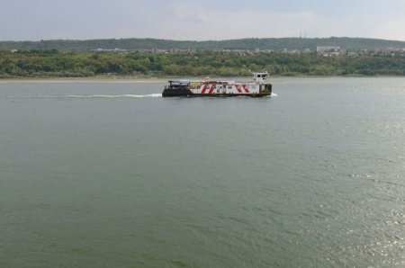 Un <span style='background:#EDF514'>MARINA</span>r a cazut peste bord in Dunare, in zona Orsova. Vasul pe care se afla barbatul este sub pavilionul Bulgariei