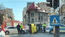 Un taxi s-a rasturnat pe sinele de tramvai in centrul Bucurestiului. Traficul a fost blocat in zona