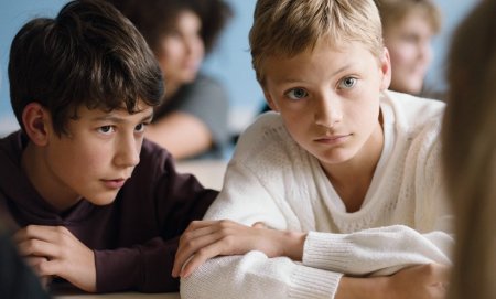 Discutii aprinse dupa ce elevii unui liceu bucurestean au vazut filmul Close, despre prietenia dintre doi baieti de 13 ani. Nu e nimic cu tenta sexuala