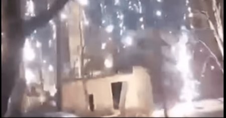 Rusii au lansat <span style='background:#EDF514'>BOMBE</span> incendiare asupra orasului Vuhledar VIDEO