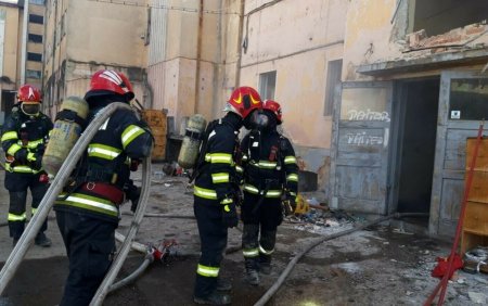 Operatiune periculoasa de stingere a unui incendiu, in Oradea. Ce se afla in subsolul unui bloc care a luat foc