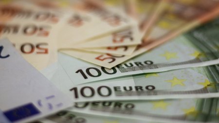 Bancnote <span style='background:#EDF514'>FALSE</span> de peste 10.000 euro au fost gasite in Neamt | O persoana a fost retinuta