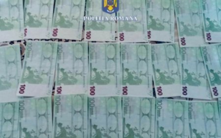 10.000 de euro in bancnote <span style='background:#EDF514'>FALSE</span> au fost gasiti in Neamt, in urma unor perchezitii. Ce au mai descoperit politistii. FOTO