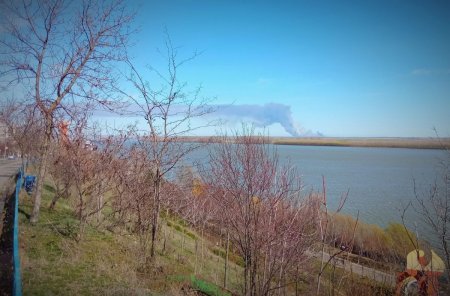 Fumul gros de la un incendiu din sudul Ucrainei, vizibil de la Galati