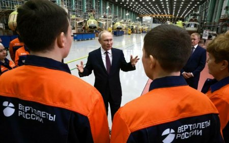 Putin, vizita de lucru la o fabrica de elicoptere din Siberia. Armata sa ar trece printr-o criza de echipamente