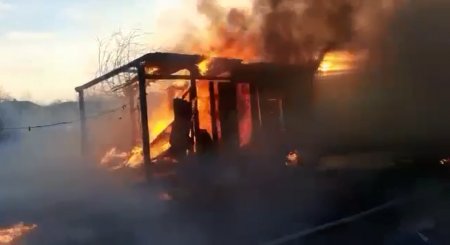 Un incendiu de vegetatie s-a extins la un cartier de locuinte sociale din Barlad. Zece magazii din apropierea caselor au fost mistuite de foc