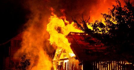 Incendiu de vegetatie extins la un bloc din Barlad. Oamenii au fugit ca sa isi salveze viata VIDEO