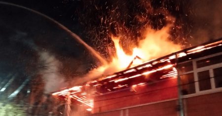 Un client nemultumit a dat foc unui magazin din Targu Ocna. Politistii l-au identificat dupa 5 luni