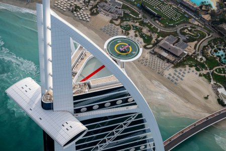 Un pilot polonez a reusit prima aterizare din istorie pe heliportul hotelului Burj Al Arab din Dubai