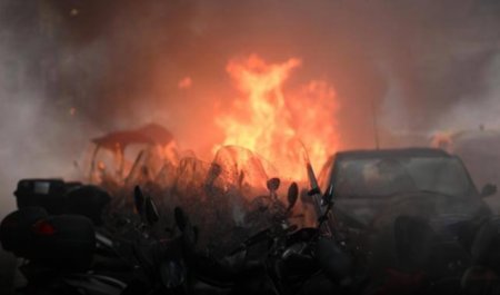 Incidente produse de fanii echipei Eintracht Frankfurt la Napoli: a fost incendiata o masina a Politiei
