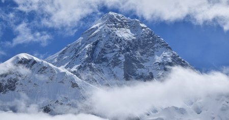 Descoperire spectaculoasa pe Everest - Totul a pornit de la un simplu stranut al unui turist care a urcat pe munte