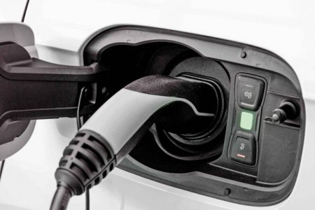 Studiu Deloitte 2023 Global Automotive Consumer: Interesul pentru masinile electrice si <span style='background:#EDF514'>HIBRID</span>e creste, sustinut de costul mai redus cu alimentarea