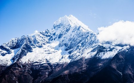 Ce se intampla daca stranuti sau tusesti pe Everest. Descoperirea facuta de <span style='background:#EDF514'>OAMENII DE STIINTA</span>