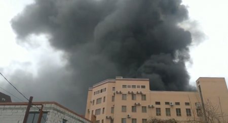 Incendiu la sediul serviciului secret rusesc FSB din Rostov. Martorii spun ca au auzit explozii inainte de izbucnirea focului
