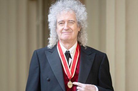 Brian May, chitarist si fondator al formatiei Queen, a fost innobilat de <span style='background:#EDF514'>REGE</span>le Charles al III-lea