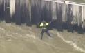 Momentul in care un barbat agatat de peretele de beton al unui canal este salvat de pompieri. Pe sub el trecea un rau | VIDEO