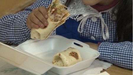 Elevii dintr-o localitate din Gorj primesc pizza sau hamburger la scoala, printr-un proiect finantat de PNRR