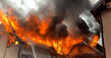 Incendiu la o casa din Șchei (Brasov), extins si la casa vecina. Trei oameni erau in casa VIDEO