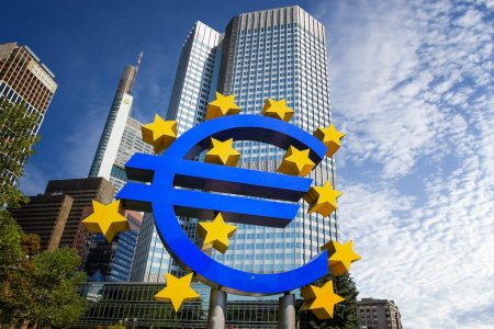 BCE a <span style='background:#EDF514'>MAJORAT</span> rata dobanzii-cheie cu 0,5%, pana la 3%. Dobanzi mai mari pentru cei cu credite in euro