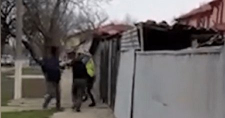 Trei politisti, batuti cu propriul baston de un barbat de 59 de ani VIDEO