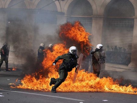 Grecia: Ciocniri violente intre manifestanti si politie