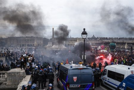 Proteste in Franta, dupa ce Macron a fortat adoptarea legii privind cresterea varstei de pensionare