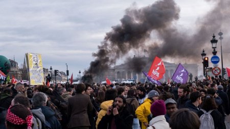 Parisul, cuprins de haos: protestatari furiosi au iesit de dimineata in strada, au aprins fumigene si au blocat circulatia
