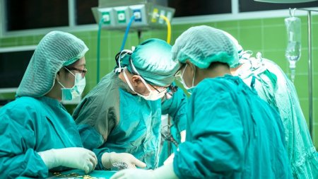 Chist <span style='background:#EDF514'>OVARIAN</span> de 4,5 kilograme, extirpat cu succes de la o pacienta la un spital din Sibiu