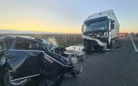 Grav accident in Vrancea, cu doua TIR-uri si un autoturism, care <span style='background:#EDF514'>A INTRAT</span> pe contrasens. FOTO