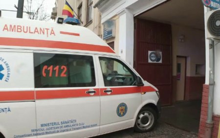 Accident intre un <span style='background:#EDF514'>MICRO</span>buz si o masina, in judetul Sibiu. 12 persoane, dintre care 8 copii, au ajuns la spital