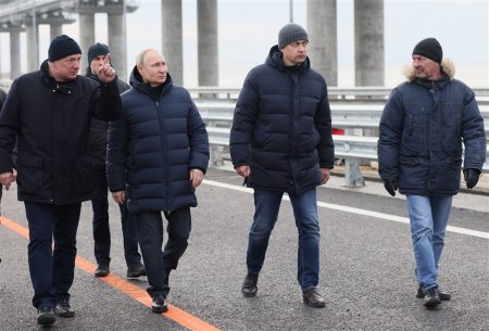 Vladimir Putin, intr-o vizita neasteptata in Crimeea, la fix 9 ani de la anexarea ilegala a Pen<span style='background:#EDF514'>INSULE</span>i. In ce locatii a mers liderul rus