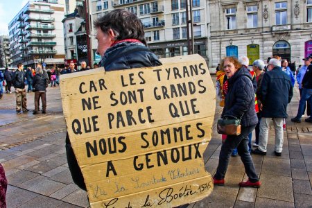 Protestele au fost reluate in Franta, pe fondul furiei fata de reforma pensiilor adoptata de guvern