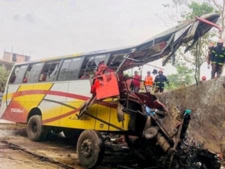 Cel putin 19 oameni au murit dupa ce un autobuz a cazut intr-un sant, in <span style='background:#EDF514'>BANG</span>ladesh